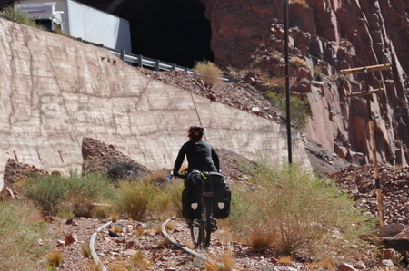 Judit esquivando un túnel