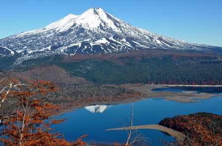 Llaima reflejado en el lago Conguillio